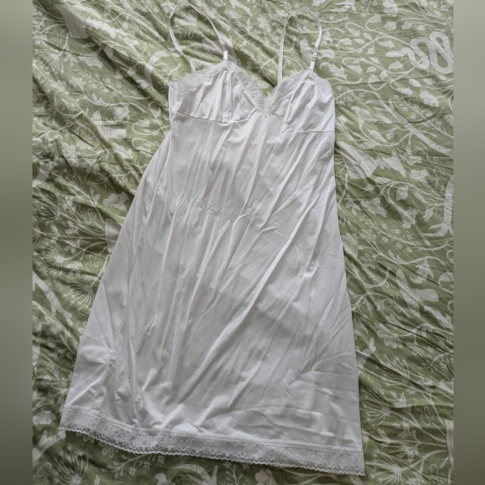 Vanity Fair White Lace Chemise